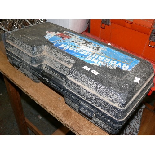 231 - A HEAVY DUTY HYDRAULIC CAR TROLLEY JACK BY SAKURA