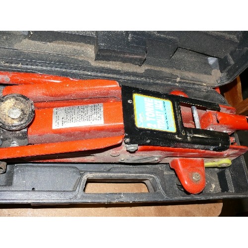 231 - A HEAVY DUTY HYDRAULIC CAR TROLLEY JACK BY SAKURA