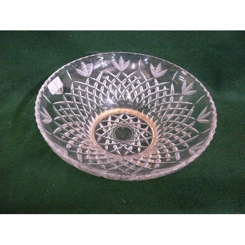 141A - A LOVELY HAND CUT IRISH CRYSTAL BOWL WITH 24ct GOLD LEAF STAND BY KILLARNEY CRYSTAL