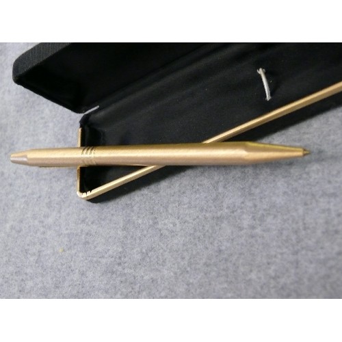 12 - A PARKER PEN IN BLACK AND A A GOLD PLATED CHROMATIC, MADE IN USA.