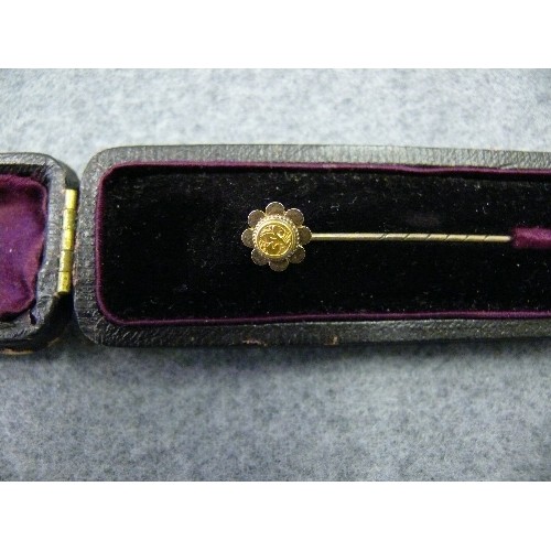 15 - A 9ct GOLD TIE PIN WITH FLOWER MOTIF WEIGHT .69 GR