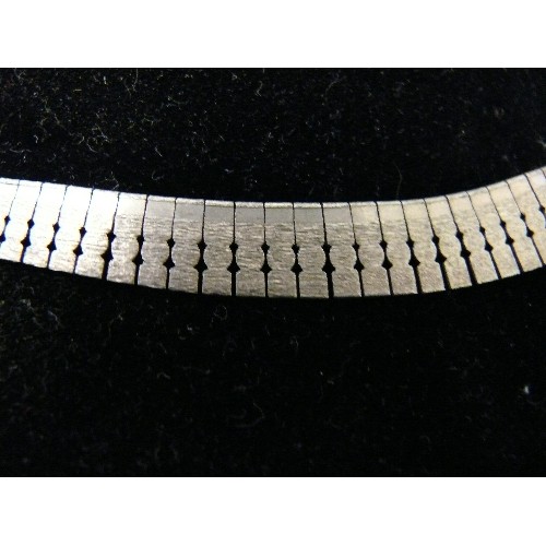 17 - A LOVELY RETRO VINTAGE SOLID SILVER VERY FLAT LINKED NECKLACE WEIGHT 30.25GR