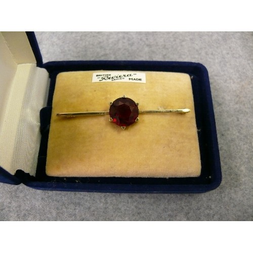 18 - A 9 ct GOLD VINTAGE BAR BROOCH WITH LARGE BLOOD RED STONE BOXED WEIGHT 4.5 GR