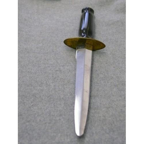 24 - A STILETTO BLADED KNIFE IN THE STYLE OF A COMBAT BLADE