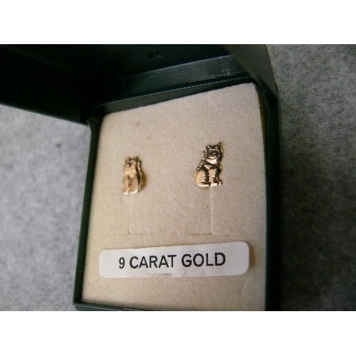 27 - A PAIR OF 9 CT GOLD EARRINGS, CATS SITTING AND A ST CHRISTOPHER PENDENT, WEIGHT 1.25GR.