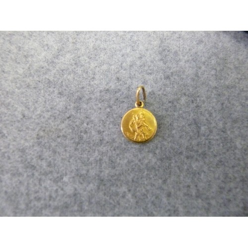 27 - A PAIR OF 9 CT GOLD EARRINGS, CATS SITTING AND A ST CHRISTOPHER PENDENT, WEIGHT 1.25GR.