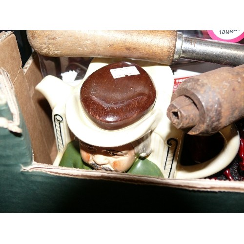 139 - A LARGEBOX OF MIXED COLLECTABLES AND DECORATIVE ITEMS INCLUDING VINTAGE TOOLS, TOYS, ORNAMENTS ETC.