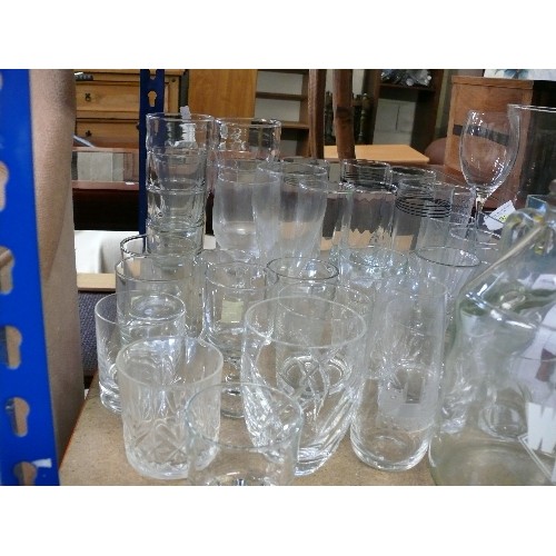 157B - A LARGE SELECTION OF KITCHENWARE AND HOUSEHOLD ITEMS TO INCLUDE PLANT POTS, MUGS, GLASSES, TABLEMATS... 