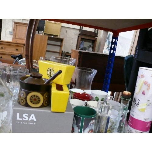 157B - A LARGE SELECTION OF KITCHENWARE AND HOUSEHOLD ITEMS TO INCLUDE PLANT POTS, MUGS, GLASSES, TABLEMATS... 