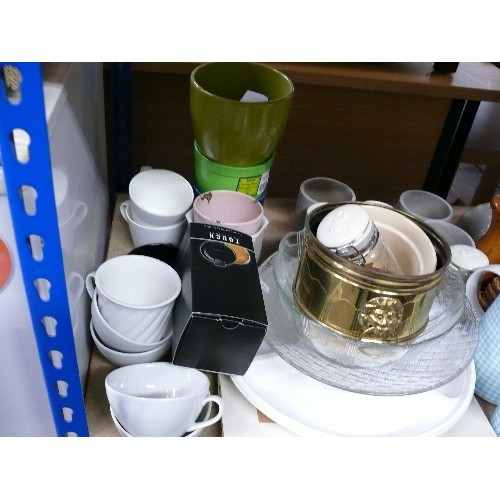 157B - A LARGE SELECTION OF KITCHENWARE AND HOUSEHOLD ITEMS TO INCLUDE PLANT POTS, MUGS, GLASSES, TABLEMATS... 