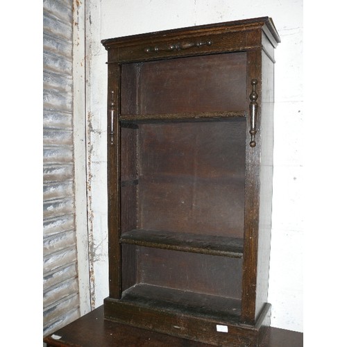 488 - SMALL VINTAGE OAK BOOKCASE WITH ADJUSTABLE SHELVES