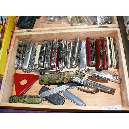 140 - A COLLECTION OF  OVER 60 VARIOUS GOOD QUALITY PENKNIVES SOME VINTAGE AND SOME UNUSUAL