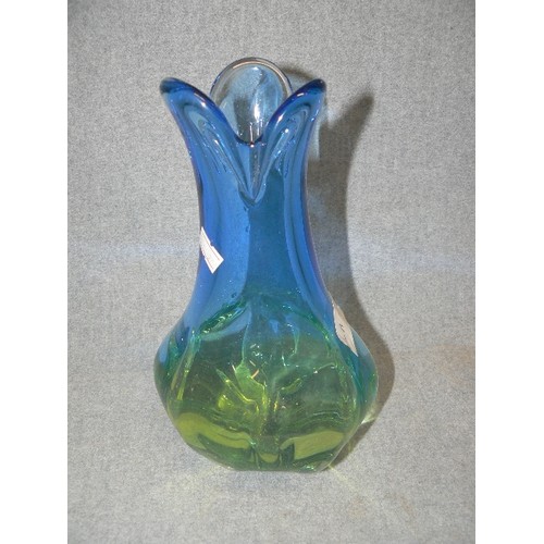 4A - A MURANO GLASS ART WORK VASE WITH TWO COLOURS MERGING, HEIGHT 23CM