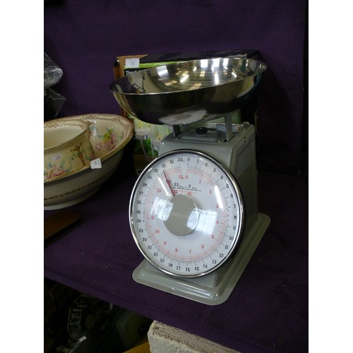 126 - A SET OF NEW KITCHEN SCALES BY LAKELAND