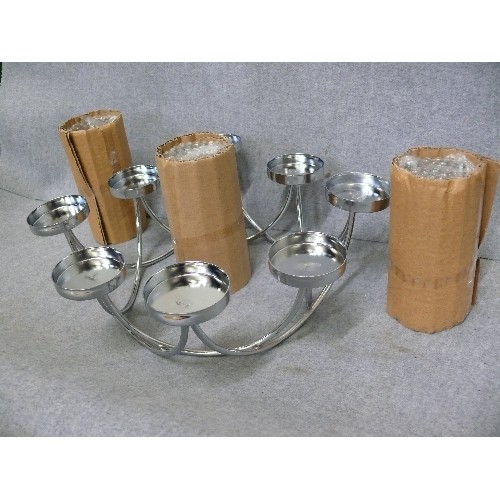 127 - A TEALIGHT HOLDER CENTRE PIECE WITH 8 GLASS TEALIGHT HOLDERS, NEW AND BOXED.