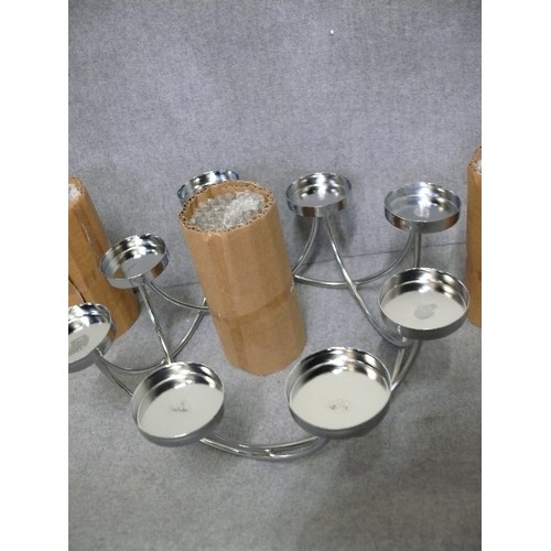 127 - A TEALIGHT HOLDER CENTRE PIECE WITH 8 GLASS TEALIGHT HOLDERS, NEW AND BOXED.