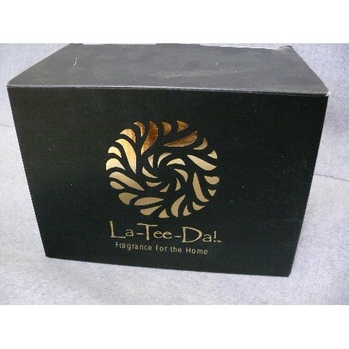 136 - AN EFFUSION FRAGRANCE LAMP BY LA-TEE-DA!, NEW AND BOXED