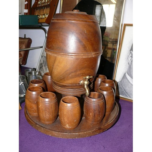 139 - A WOODEN LAZY SUSAN STYLE DRINKS DISPENSER WITH BARREL AND MATCHING CUPS