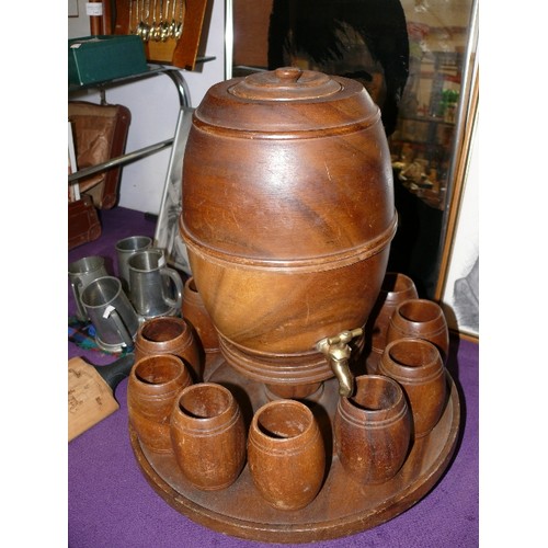 139 - A WOODEN LAZY SUSAN STYLE DRINKS DISPENSER WITH BARREL AND MATCHING CUPS