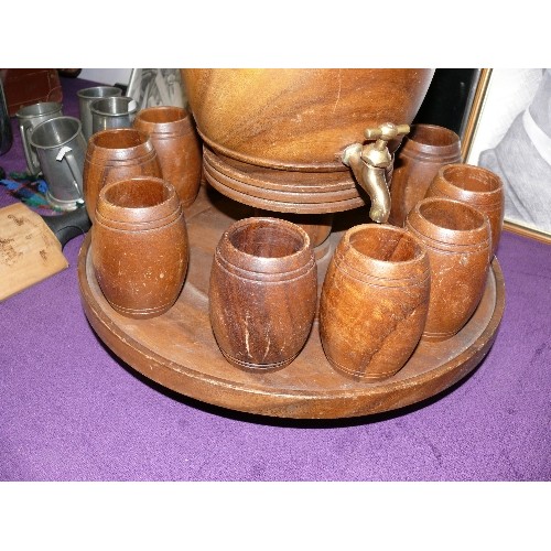 139 - A WOODEN LAZY SUSAN STYLE DRINKS DISPENSER WITH BARREL AND MATCHING CUPS