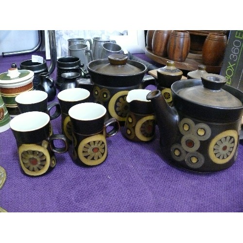 146 - A RETRO CERAMIC SET BY DENBY, LIDDED POTS, CRUET SET, MUGS ETC