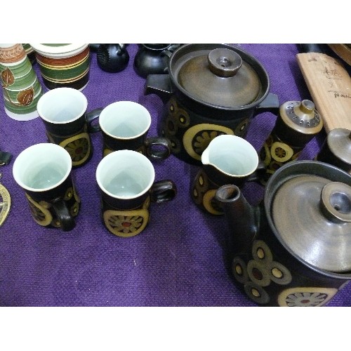 146 - A RETRO CERAMIC SET BY DENBY, LIDDED POTS, CRUET SET, MUGS ETC