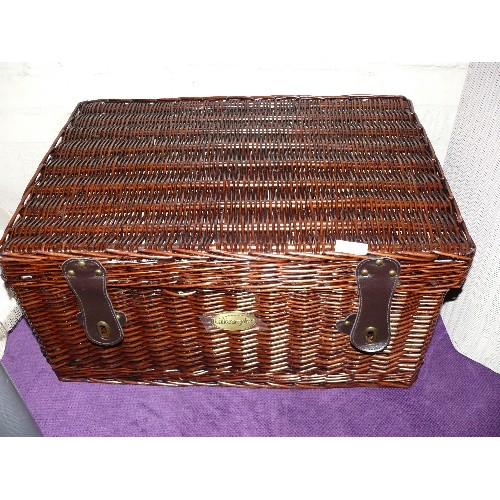 206 - A LOVELY WILLOW PICNIC BASKET WITH A 6 PERSON PICNIC SET TO INCLUDE 6 CERAMIC PLATES, 6 CERAMIC CUPS... 