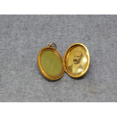 12 - A 15ct GOLD LOCKET 1919 WEIGHT 7.77gr ENGRAVED B E