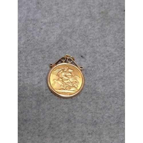 19 - A GOLDEN 19 SOVEREIGN 22ct GOLD IN A MOUNT 9ct GOLD TOTAL WEIGHT 9.71. 8gr COIN 1.71gr MOUNT IS AROU... 