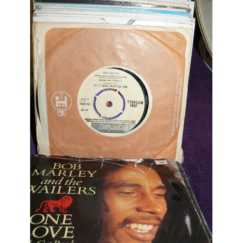 216 - A LARGE SELECTION OF SINGLE 45RPM RECORDS TO INCLUDE PAUL MCCARTNEY, CARLY SIMON, THE COMMODORES, MA... 