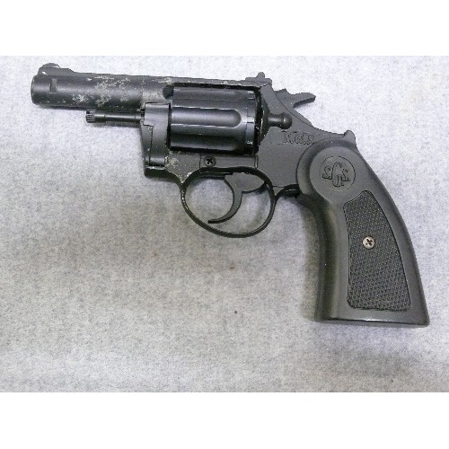 36 - A WEBLEY STARTING PISTOL 350 BLANK FIRING .22 CALIBRE 8 BLANK SHOT WITH INSTRUCTIONS AND CAN OF BLAN... 