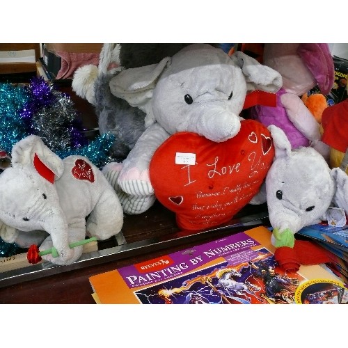 445 - ELLIOT & BUTTONS 3 ELEPHANTS, ONE LARGE HOLDING A HEART AND 2 BABIES, NEW WITH TAGS