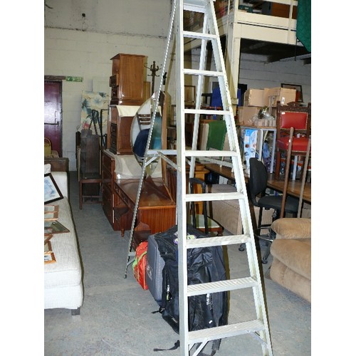 480 - ALUMINIUM SCAFFOLDING LADDER, 8 TREADS