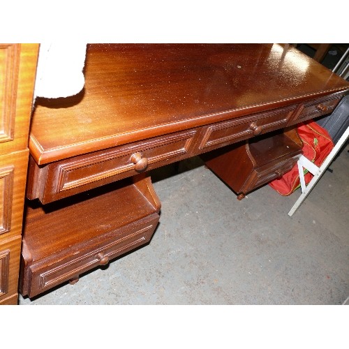 486 - STYLISH ART DECO INFLUENCED DRESSING TABLE WITH 5 NARROW DRAWERS, UNDERSHELVES AND A THREE PIECE ROU... 