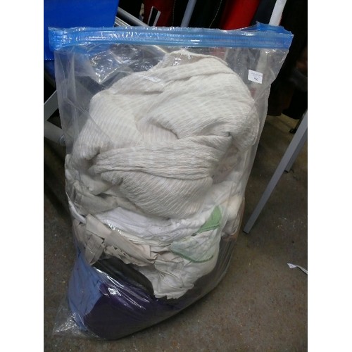 500 - BAG OF MIXED LINEN AND FABRIC