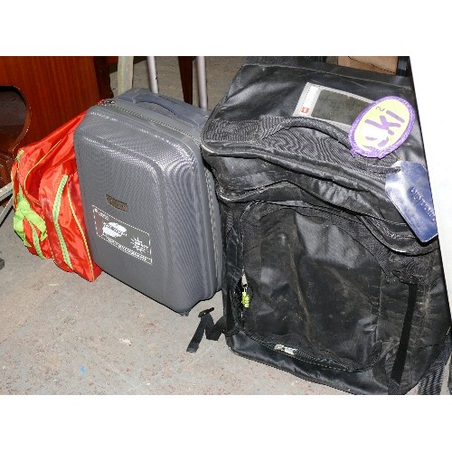 517 - TRAVEL CASE WITH WHEELS IN GREY, A LARGE NORTHFACE CASE WITH WHEELS AND A FRED HOLDALL