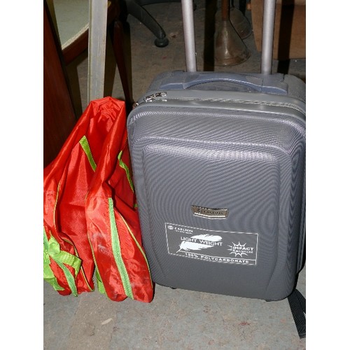 517 - TRAVEL CASE WITH WHEELS IN GREY, A LARGE NORTHFACE CASE WITH WHEELS AND A FRED HOLDALL