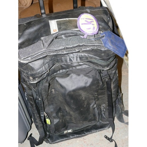 517 - TRAVEL CASE WITH WHEELS IN GREY, A LARGE NORTHFACE CASE WITH WHEELS AND A FRED HOLDALL