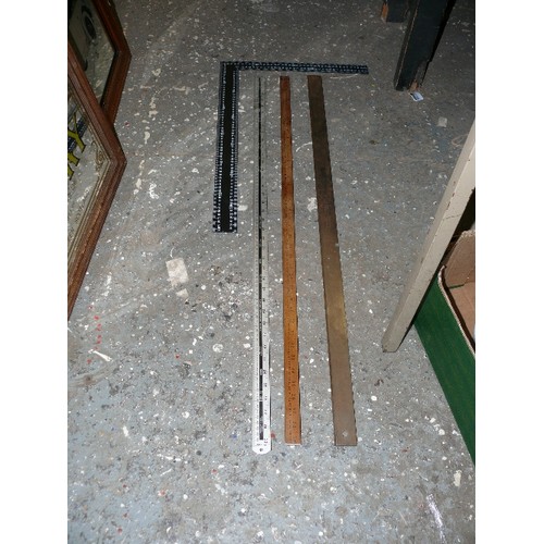 239 - A CARAVAN LEVELLING DEVICE, LARGE SET SQUARE INCLUDING 2 X 1M RULES AND AN ENGINEERS TRUE (TO GUARAN... 