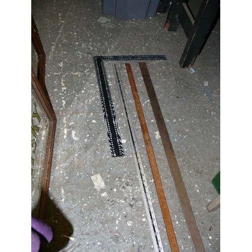 239 - A CARAVAN LEVELLING DEVICE, LARGE SET SQUARE INCLUDING 2 X 1M RULES AND AN ENGINEERS TRUE (TO GUARAN... 