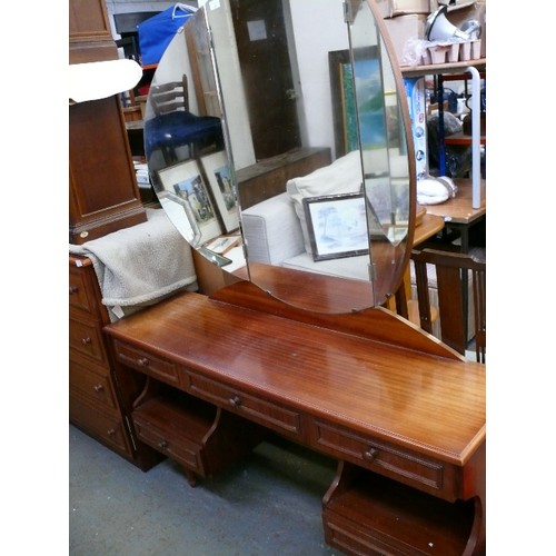 486 - STYLISH ART DECO INFLUENCED DRESSING TABLE WITH 5 NARROW DRAWERS, UNDERSHELVES AND A THREE PIECE ROU... 