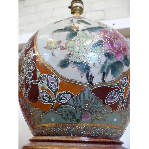 94 - A DECORATIVE ORIENTAL TABLE LAMP, WORKING