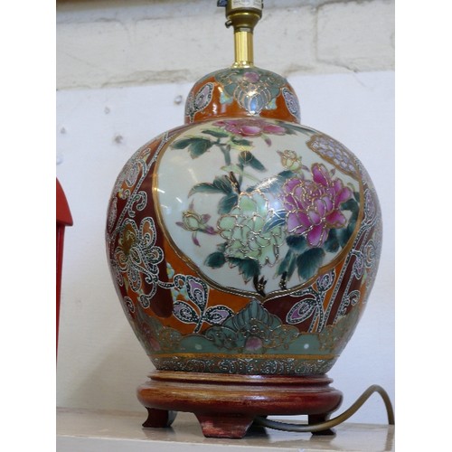 94 - A DECORATIVE ORIENTAL TABLE LAMP, WORKING