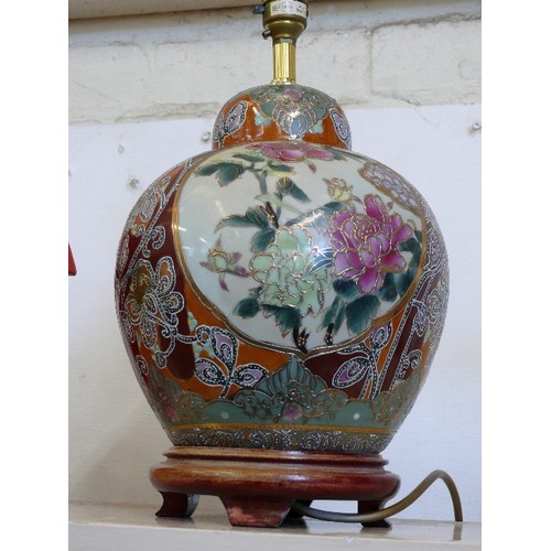 94 - A DECORATIVE ORIENTAL TABLE LAMP, WORKING