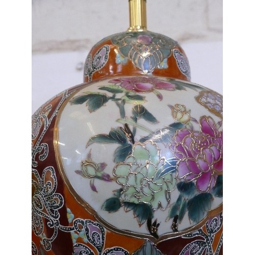 94 - A DECORATIVE ORIENTAL TABLE LAMP, WORKING