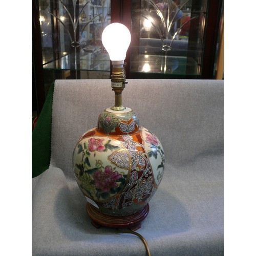 94 - A DECORATIVE ORIENTAL TABLE LAMP, WORKING