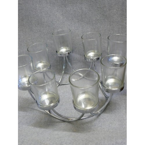 81 - A TEALIGHT HOLDER CENTRE PIECE WITH 8 GLASS TEALIGHT HOLDERS, NEW AND BOXED.