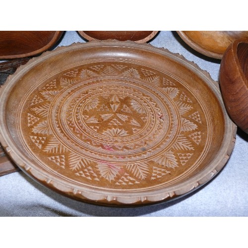 117 - A SELECTION OF WOODEN BOWLS AND A CARVED WOODEN PLAQUE