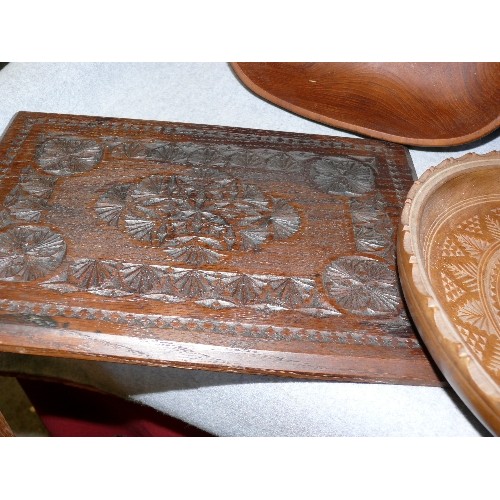 117 - A SELECTION OF WOODEN BOWLS AND A CARVED WOODEN PLAQUE