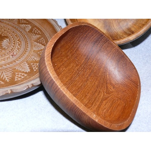 117 - A SELECTION OF WOODEN BOWLS AND A CARVED WOODEN PLAQUE